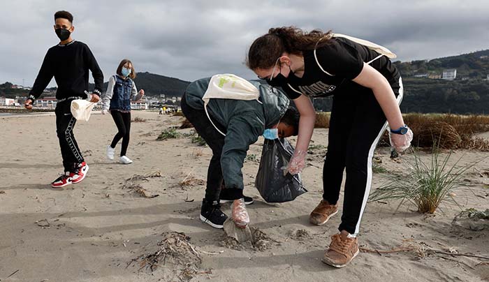 Estudiantes recogen residuos en la playa